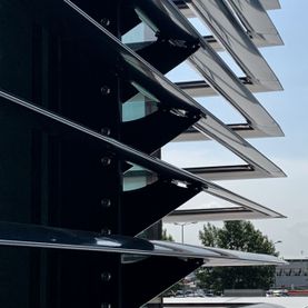 Glasfassade Sonnenschutztechnik Flughafen Wien