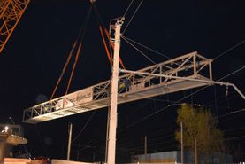 Vom 13.4. bis 18.4. erfolgten die Vorbereitungsarbeiten für das Versetzen der Brücken, sodaß in der Nacht auf den 19.4. die spektakuläre Einhebung durchgeführt werden konnte.